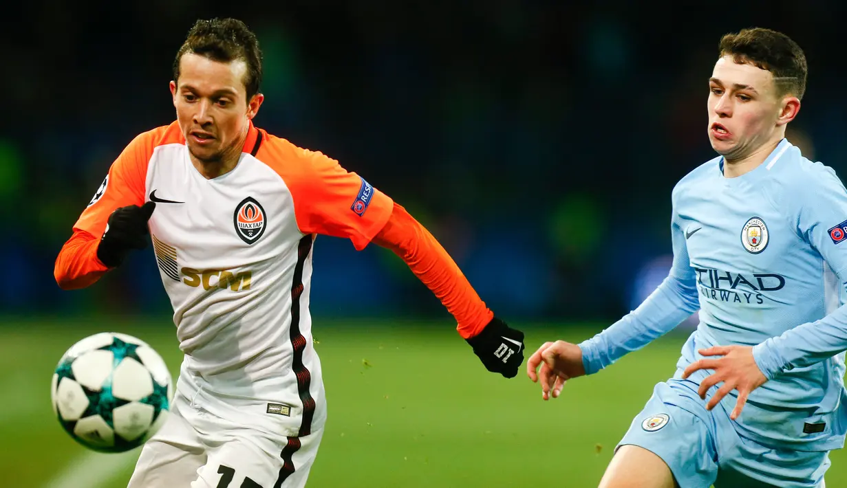 Pemain Shakhtar Donetsk Bernard berebut bola dengan pemain Manchester City, Phil Foden pada matchday terakhir Grup F Liga Champions di Stadion Oblasny Sport Komplex Metalist, Kamis (7/12). Manchester City takluk 1-2. (AP / Efrem Lukatsky)