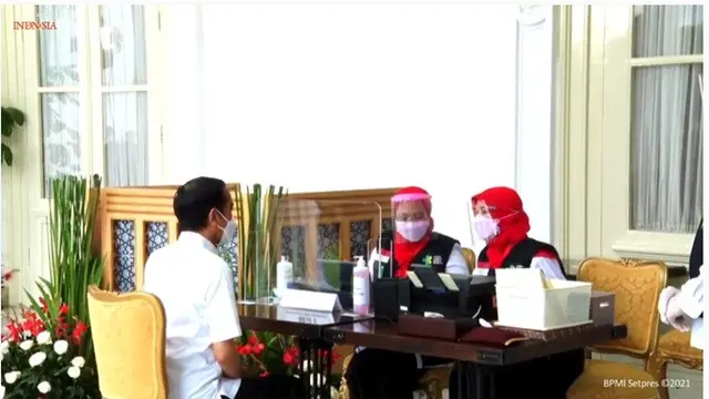 10 Potret Jokowi Lakukan Suntik Vaksin COVID-19 Pertama Buatan Sinovac