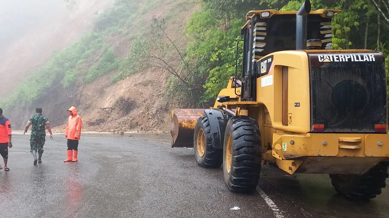 Longsor melanda jalur alternatif Padang-Bukittinggi via Malalak. (Liputan6.com/ ist)