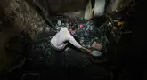 Warga mengais sisa barang yang masih bisa diselamatkan dari puing rumah yang terbakar di Jalan Kramat Pulo Dalam, Senen, Jakarta Pusat, Jumat (9/10/2026). (KLY/Budy Santoso)