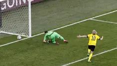 Gelandang  Swedia, Emil Forsberg (kanan) melakukan beselebrasi usai mencetak gol penalti ke gawang Slovakia pada pertandingan grup E Euro 2020 di stadion Saint Petersburg, di St. Petersburg, Rusia, Jumat (18/6/2021). Swedia menang tipis atas Slovakia dengan skor 1-0. (Anton Vaganov/Pool via AP)