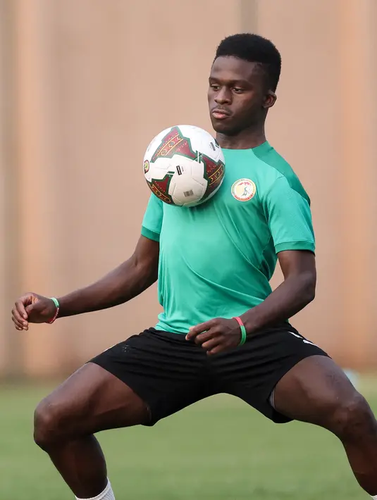 Pemain depan Senegal Bamba Dieng menghadiri sesi latihan menjelang pertandingan semifinal Piala Afrika 2021 di stadion Ahmadou Ahidjo di Yaounde, Kamerun, Selasa (1/2/2022). Senegal akan menghadapi Burkina Faso di babak semifinal Piala Afrika 2021, Kamis 3 Februari 2022. (Kenzo TRIBOUILLARD/AFP)