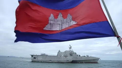 Bendera Kamboja berkibar saat USS Savannah tiba di Pelabuhan Sihanoukville, Kamboja, Senin, (16/12/2024).
