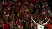 Ekspresi bintang Real Madrid, Cristiano Ronaldo dengan latar suporter Atletico Madrid pada laga final Liga Champions di Stadion Luz, Portugal, Sabtu (24/5/2014). (EPA/Jose Sena Goulao)