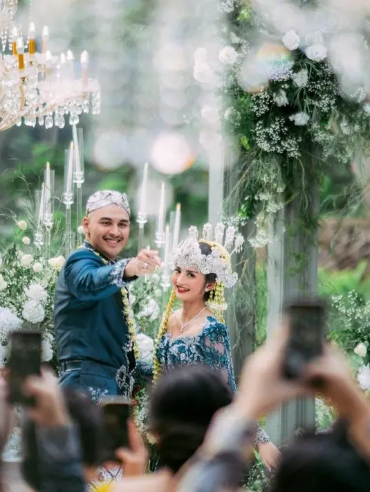 Penampilan Debi Sagita kemudian lengkapi dengan siger sunda dan ronce melati. [@marcoivanos12]