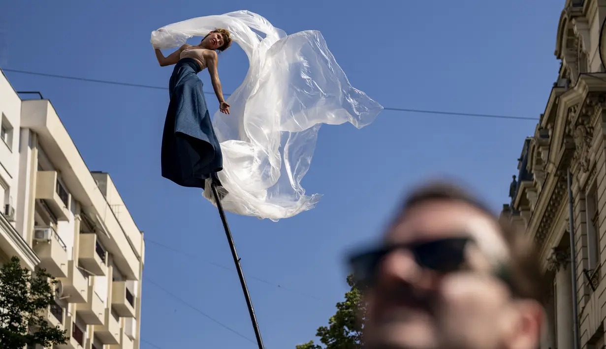 Festival Teater Jalanan Internasional Bucharest, B-FIT in the Street, kembali digelar pada musim panas tahun ini setelah absen selama tiga tahun. (AP Photo/Vadim Ghirda)