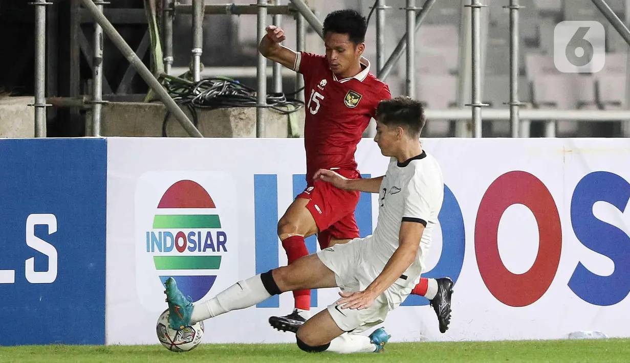 Pemain tengah timnas Indonesia U-20, M Dzaki Asraf Huwaidi (kiri) berebut bola dengan Adam Peter Supyk (Selandia Baru) pada turnamen mini International Friendly Match di Stadion Utama Gelora Bung Karno, Minggu (19/2/2023). Timnas Indonesia U-20 menelan kekalahan di hadapan suporter sendiri pada laga kedua di turnamen mini jelang Piala Asia U-20 2023 dari Selandia Baru dengan skor 1-2. (Liputan6.com/Herman Zakharia)