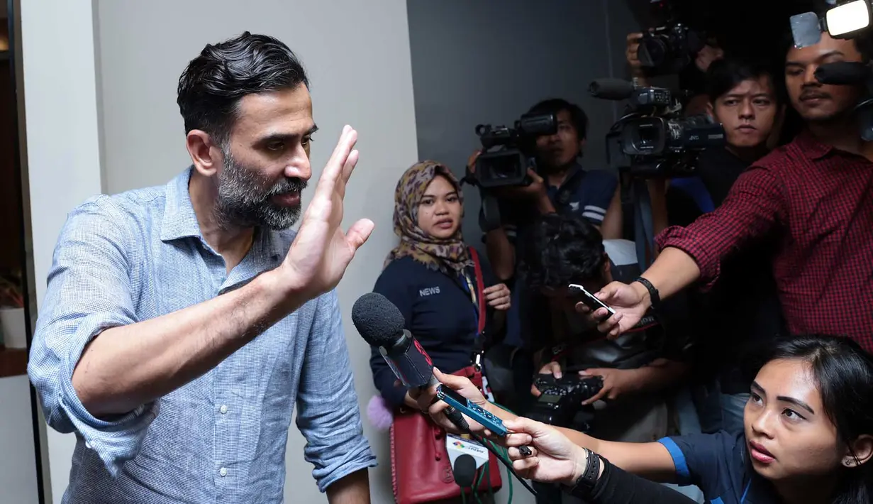 Sekitar pukul 19.30 WIB, Axel keluar dari RSPI didampingi oleh ayahnya serta tiga orang lainnya. Tidak ada kata terucap dari kakak Valerina Thomas itu saat berjalan menunduk menuju mobil yang akan membawanya. (Deki Prayoga/Bintang.com)