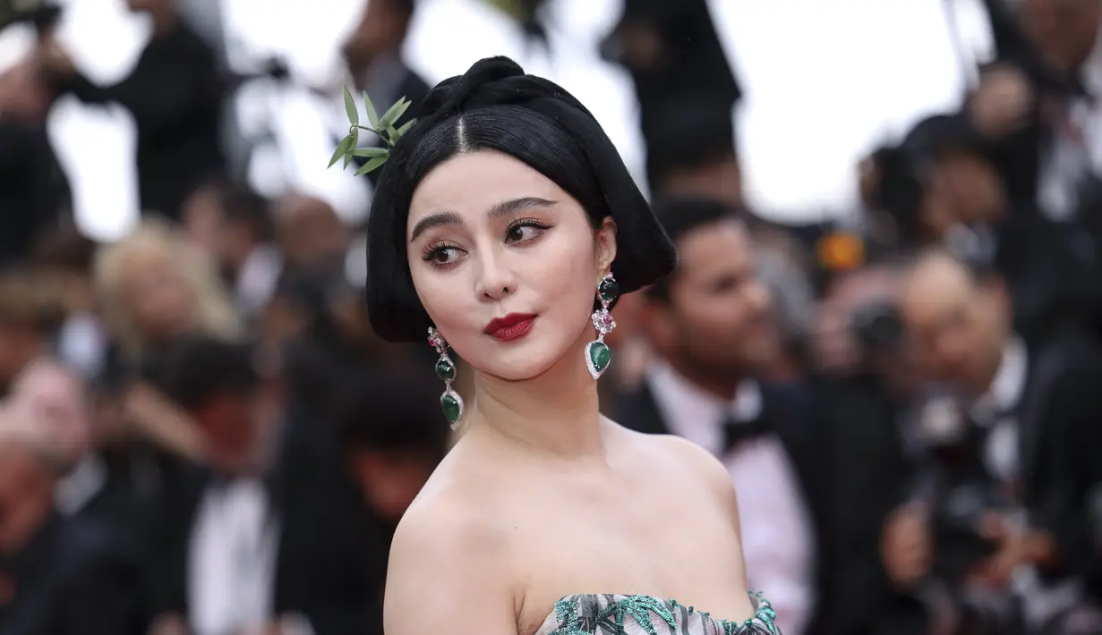 Fan juga mengenakan anting dan cincin zamrud. (Photo by Vianney Le Caer/Invision/AP)