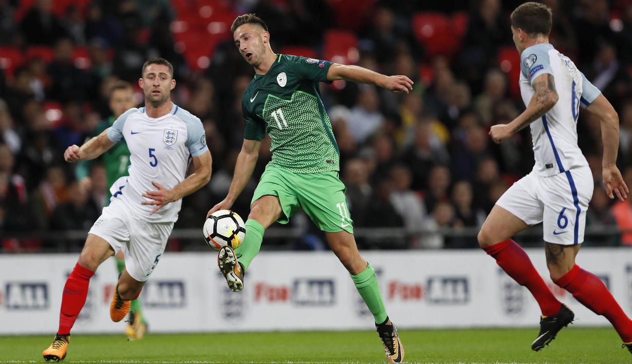 Striker Slovenia, Andraz Sporar, mengontrol bola saat pertandingan melawan Inggris pada laga Kualifikasi Piala Dunia 2018 di Stadion Wembley, Kamis (5/10/2017). Inggris menang 1-0 atas Slovenia. (AP/Kirsty Wigglesworth)