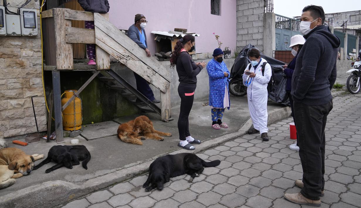 Brigade campuran dari pemerintah kota dan Kementerian Kesehatan mengunjungi lingkungan miskin untuk mendeteksi kasus COVID-19 dan melakukan vaksinasi, di Quito, Ekuador, Rabu (26/1/2022). (AP Photo/Dolores Ochoa)