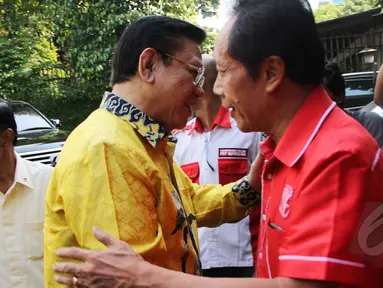 Ketua Umum Partai Golkar Agung Laksono (kiri) menyalami Ketum PKP Indonesia Sutiyoso saat kunjungan pengurus Partai Golkar baru di kantor DPP PKPI, Jakarta, Rabu (18/3/2015). (Liputan6.com/Helmi Afandi)