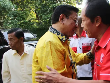 Ketua Umum Partai Golkar Agung Laksono (kiri) menyalami Ketum PKP Indonesia Sutiyoso saat kunjungan pengurus Partai Golkar baru di kantor DPP PKPI, Jakarta, Rabu (18/3/2015). (Liputan6.com/Helmi Afandi)