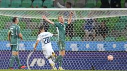Nasib sial dialami oleh bek Timnas Irlandia Utara, Jonny Evans (kiri), yang mencetak gol bunuh diri pada menit ke-17 dalam pertandingan kualifikasi Euro 2024 melawan Slovenia di Stozice stadium, Ljubljana, Slovenia, Jumat (8/9/2023). (AP Photo/Darko Bandic)