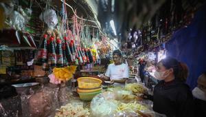 Aktivitas pedagang dan pembeli di pasar tradisional di Palmerah Jakarta, Jumat (3/4/2026). Badan Pusat Statistik mencatat tingkat inflasi Indonesia pada Maret 2026 sebesar 0,41 persen secara bulanan, atau lebih rendah dibandingkan Februari yang mencapai 0,68 persen. (merdeka.com/Arie Basuki)