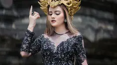 Wanita kelahiran 5 Desember 1997 ini dikenal sebagai pedangdut yang punya gaya penampilan menarik. Selain kerap tampil santai di keseharian, di beberapa momen Irenne Ghea tampil aggun dengan memakai kebaya.(Liputan6.com/IG/@irenneghea__reall)