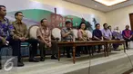 Wakil Ketua Dewan Perwakilan Daerah (DPD) RI, Farouk Muhammad (keempat kiri) dan para anggota DPD RI Lainya saat konfrensi pers terkait penangkapan Ketua DPD RI, Irman Gusman oleh KPK di Nusantara III, Jakarta, Sabtu (17/9). (Liputan6.com/Helmi Afandi)