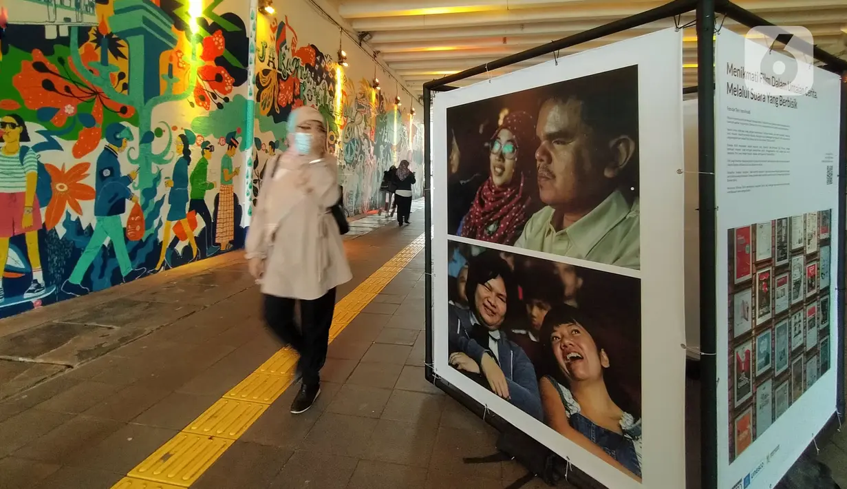 Warga mengamati karya dalam pameran foto cerita Hari Hak Asasi Manusia 2022 di Terowongan Kendal, Jakarta Pusat, Senin (5/12/2022). Pameran yang didukung oleh Komisi Nasional Hak Asasi Manusia (Komnas HAM) dan UNESCO ini menampilkan tujuh foto cerita yang dibuat oleh 7 fotografer di Indonesia Pameran berlangsung dari tanggal 5 hingga 9 Desember 2022. (Liputan6.com/Magang/Aida Nuralifa)