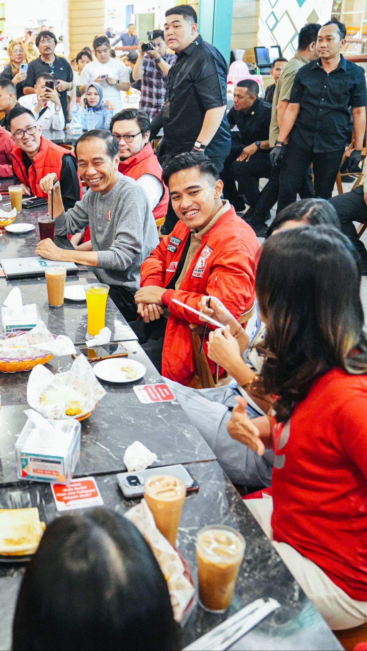 "Saya sebagai ketua umum berharapnya seperti itu (Jokowi bergabung ke PSI). Insyaallah, kalau mau, nanti bisa pakai jaket ini (jaket PSI dengan identitas ketua umum), tapi tanpa nama saya," kata Kaesang seusai makan malam bareng Jokowi.
