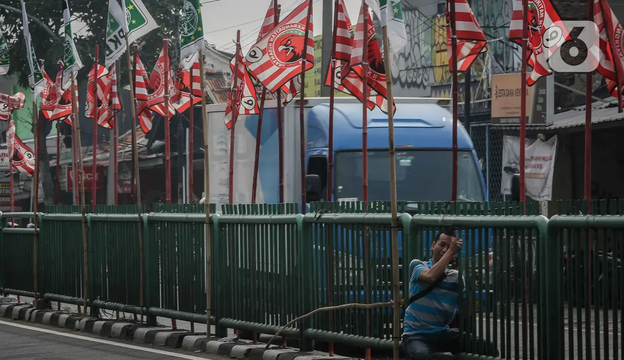 Atribut kampanye ini didominasi oleh bendera diikuti poster, stiker, spanduk hingga baliho. (Liputan6.com/Faizal Fanani)