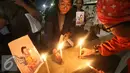 Sejumlah orang memasang lilin di depan Istana Negara, Jakarta, Selasa (15/11). Mereka menggelar doa bersama untuk korban dari aksi pelemparan bom di Samarinda.(Liputan6.com/Immanuel Antonius)