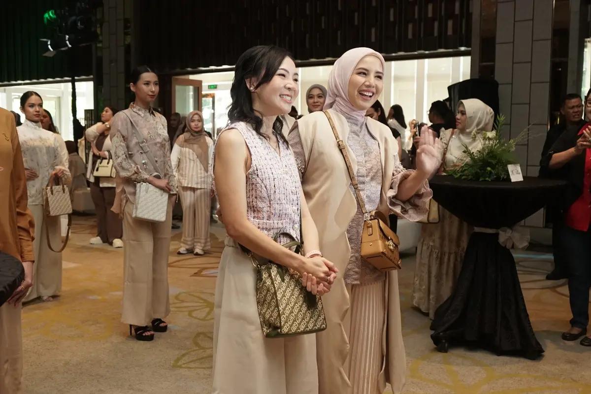 Tya Ariestya dan Jims Honey berkolaborasi membuat tas.