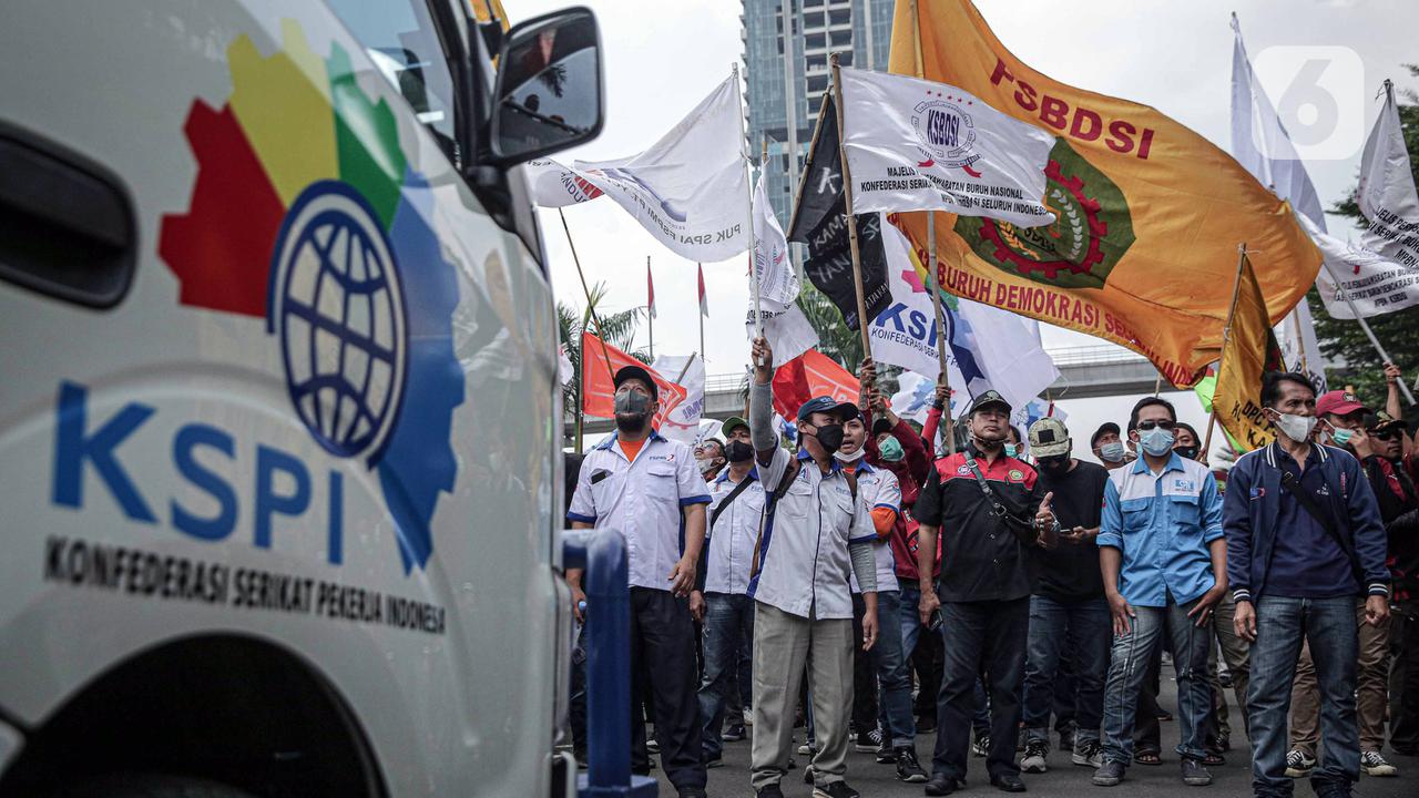 FOTO: Buruh Geruduk Kemnaker Tuntut Aturan JHT Dicabut