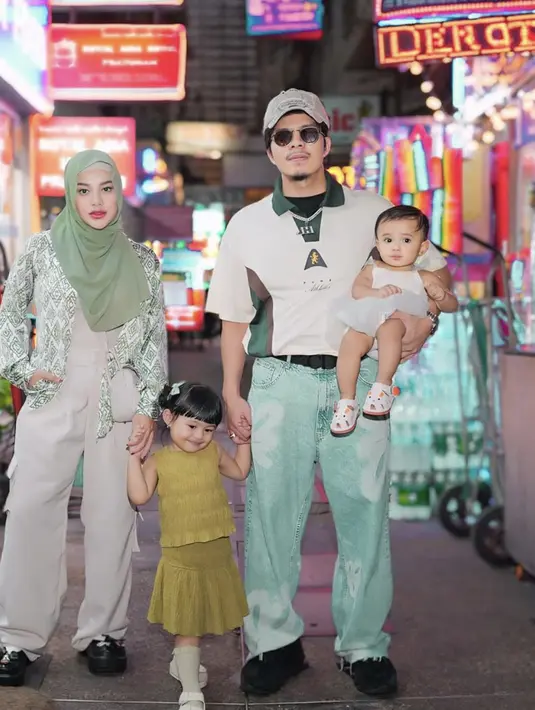 Gaya Aurel Halilintar begitu memikat dengan pencapaian body goals yang dimilikinya. Kini OOTD nya semakin stylish dan kekinian. [Foto: Instagram/ Aurel Hermansyah]