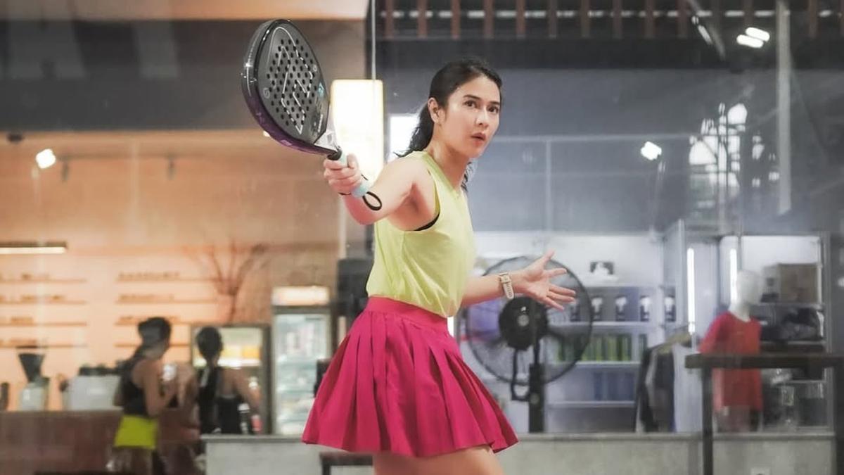6 Potret Dian Sastrowardoyo Olahraga Padel, Gayanya Bikin Hesti Purwadinata Terkagum-Kagum