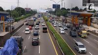 Mobil melintasi jalan Tol Tangerang-Jakarta di Tangerang, Banten, Rabu (30/3/2022). Mulai April 2022, Korlantas Polri akan menerapkan tilang elektronik bagi pengendara yang memacu kecepatan hingga 120 km per jam di jalan tol. (Liputan6.com/Angga Yuniar)
