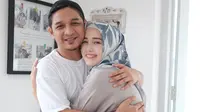 Jadi korban gempa di Palu, Pasha Ungu dan istri tidur di tenda pengungsian. (instagram/adeliapasha)