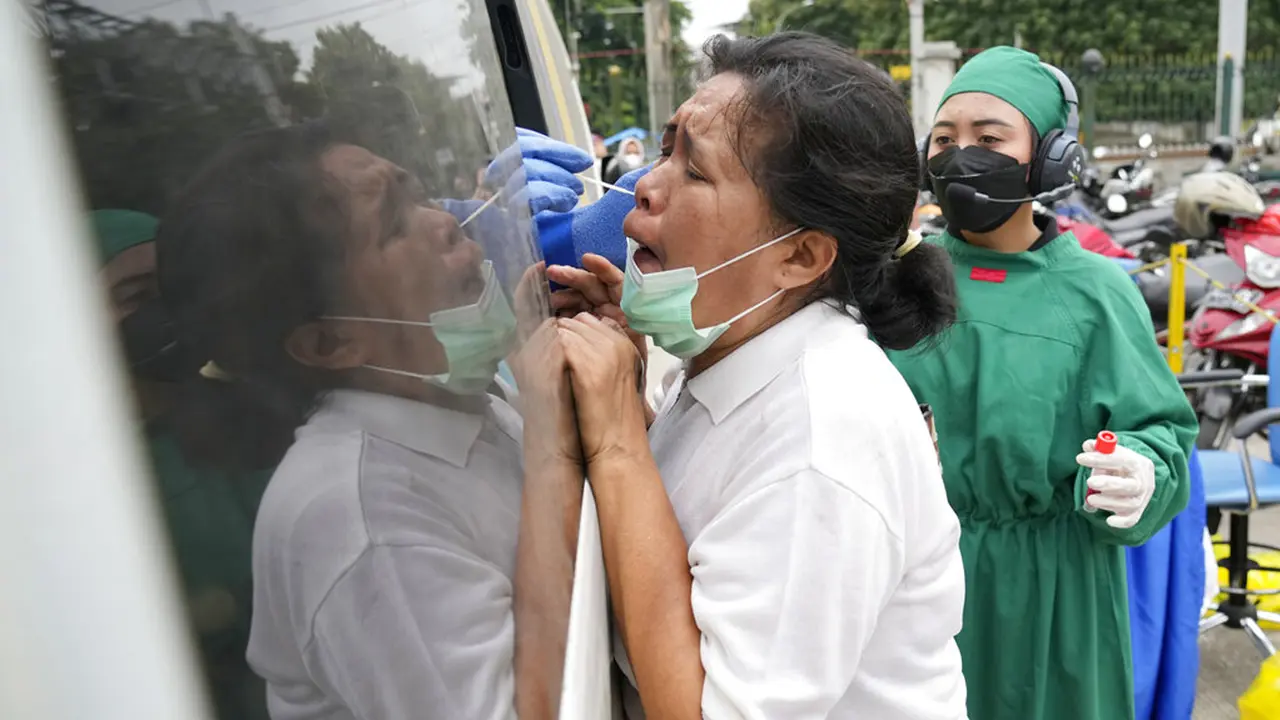 FOTO: Tes COVID-19 untuk Publik di Bekasi
