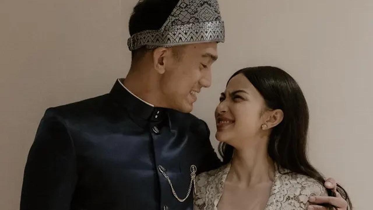 Tampilan Ariel Tatum Kenakan Kebaya Dipadukan Celana Panjang dengan Look Modern saat Temani Daffa Wardhana Kondangan