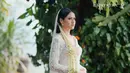 Sebelumnya, Hana terlihat mengenakan bride robe putih model vintage dengan detail lengan puff, korset, dan kancing bagian depan. Selamat untuk Sabrina dan Justin! [Foto: IG/@thepotomoto].