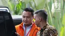 Pemilik CV 9 Naga Gilang Ramadhan turun dari mobil saat tiba untuk menjalani pemeriksaan perdana di gedung KPK, Jakarta, Jumat (10/8). Gilang diduga sebagai penyuap Bupati Lampung Selatan nonaktif Zainudin Hasan. (Merdeka.com/Dwi Narwoko)