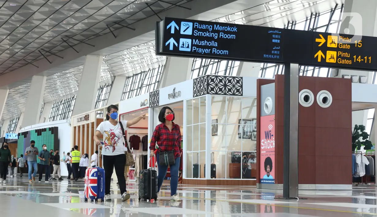 <p>Penumpang tengah berjalan di Terminal 3 Bandara Soetta, Tangerang, Banten, Selasa (23/11/2021). Sosialisi bertujuan agar masyarakat dapat mulai mempersiapkan diri mengisi perayaan Nataru secara tertib, sehingga tidak menimbulkan klaster Covid-19 yang baru. (Liputan6.com/Angga Yuniar)</p>
