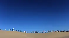 Peserta mengikuti kelas yoga yang digelar di gurun Samalayuca, negara bagian Chihuahua, Meksiko, 28 April 2018. Ratusan penggemar yoga mengikuti latihan bersama di bawah terik matahari dan beralaskan pasir. (AFP PHOTO / HERIKA MARTINEZ)