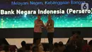 Gubernur Bank Indonesia Perry Warjiyo menyerahkan penghargaan ke Direktur Teknologi Informasi dan Operasi BNI Dadang Setiabudi di Jakarta, (28/11/2019). BNI meraih  penghargaan BI award kategori peserta BI-RTGS dan BI-SSSS terbaik serta peserta SKNBI dan KPDHN terbaik. (Liputan6.com/Angga Yuniar)
