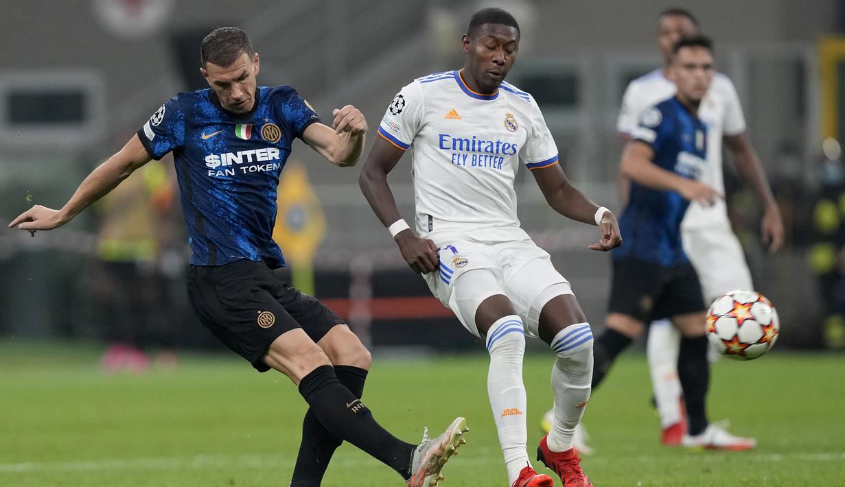 Pada menit ke-9 Inter Milan lebih dulu mengancam pertahanan Real Madrid. Umpan yang dilepaskan Lautaro Martinez kepada Edin Dzeko berhasil dimanfaatkan melaui tembakan yang masih bisa diselamatkan Thibaut Courtois menggunakan kakinya. (Foto: AP/Antonio Calanni)