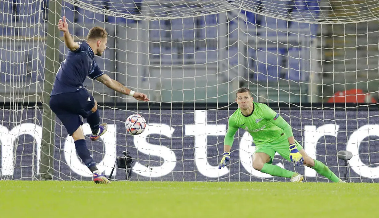 Striker Lazio, Ciro Immobile, mencetak gol ke gawang Zenit Saint Petersburg pada laga Liga Champions di Stadion Olimpico, Roma, Rabu (25/11/2020). Lazio menang dengan skor 3-1. (AP/Andrew Medichini)