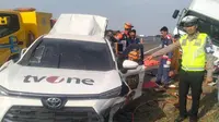 Kecelakaan maut yang melibatkan mobil kru TV One di Tol Batang-Pemalang, Kamis pagi (31/10/2024), menyebabkan tiga orang meninggal dunia. (Liputan6.com/ Dok Ist)