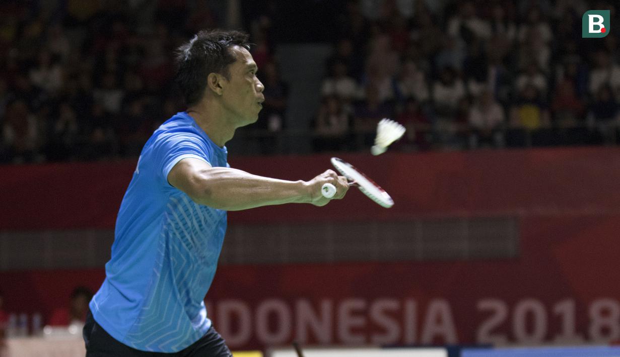 Ukun Rukendi pebulutangkis Indonesia meraih medali perak setelah gagal mengalahkan Bhagat Pramod asal India di nomor tunggal putra SL3 pada Asian Para Games 2018 di Istora Senayan, Sabtu (13/10/2018).  (Bola.com/Peksi Cahyo)