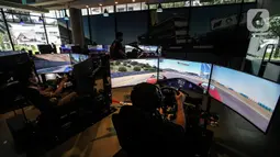 Pembalap maupun pehobi mengikuti balap virtual dengan alat simulator di kantor P1 Akademi Digital Motorsport Indonesia (ADMI), Jakarta Selatan, Kamis (5/11/2020). Di sana, siapapun bisa merasakan sensasi membalap secara digital di balik kemudi simulator mobil yang canggih. (Liputan6.com/Johan Tallo)