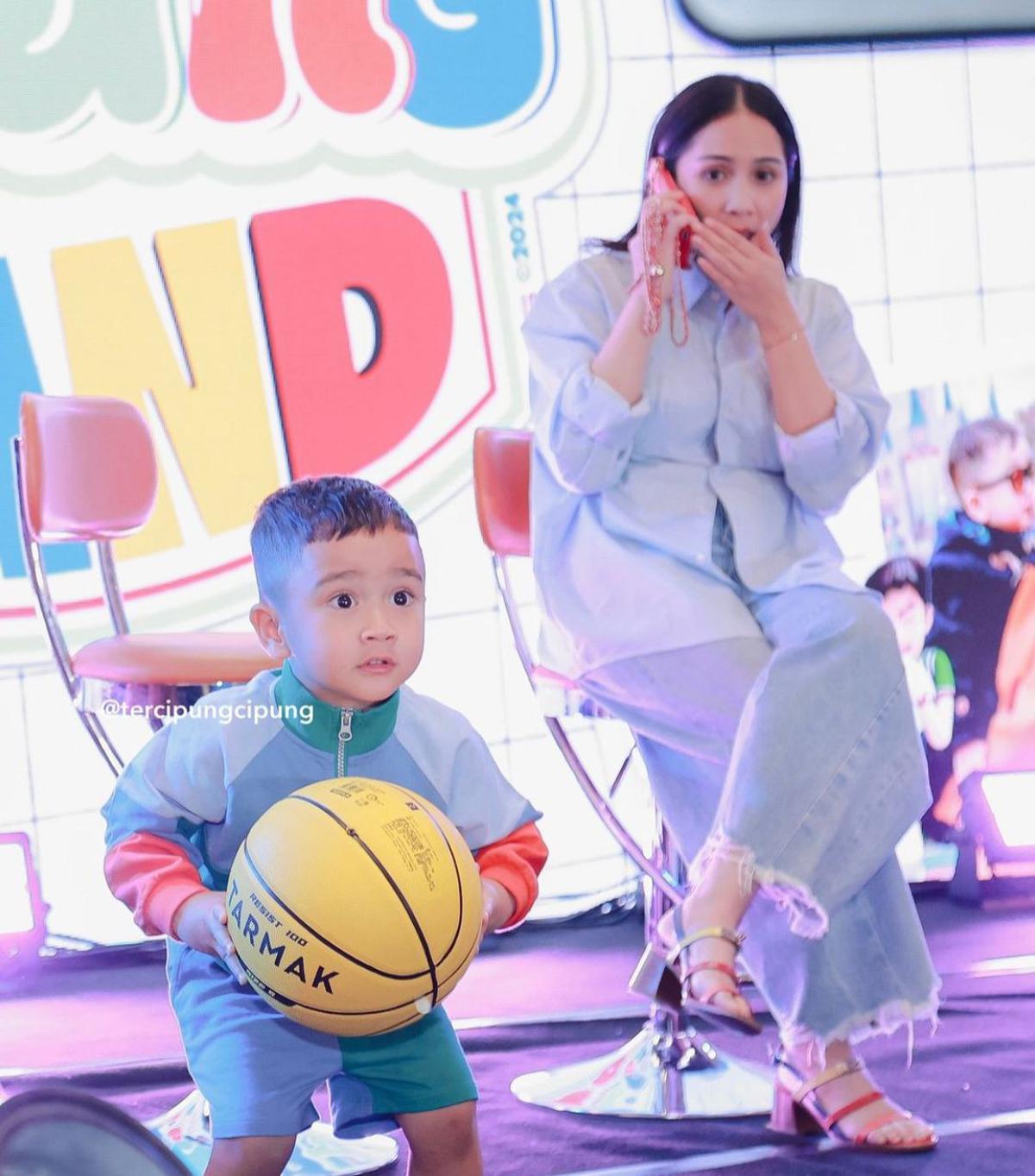 7 Potret Rayyanza di Main Bola Basket yang Bikin Netizen Kagum