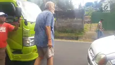Sopir truk tersebut melanggar lalu lintas dengan cara menyerebot jalur lawan arah.