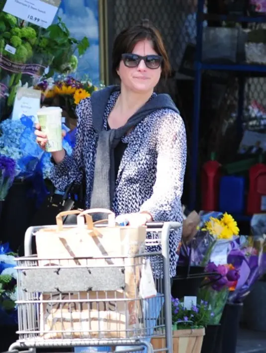 Selma Bair sepertinya belanja dan tetap menyamarkan dirinya. Ia pun terlihat membawa segelas kopi. (FameFlyNet/celebuzz)