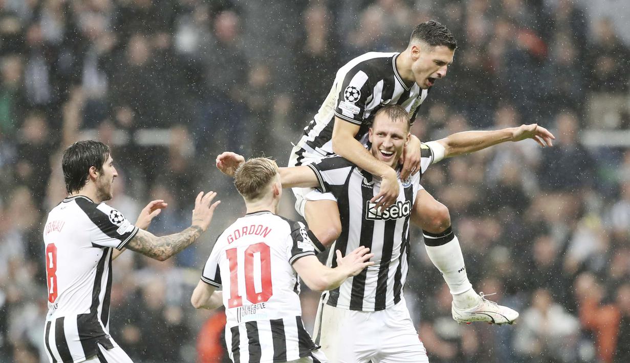Pemain Newcastle United, Dan Burn, melakukan selebrasi setelah mencetak gol ke gawang Paris Saint-Germain pada matchday 2 Grup F Liga Champions 2023/2024 di St James Park, Kamis (5/10/2023). (AP Photo/Scott Heppell)