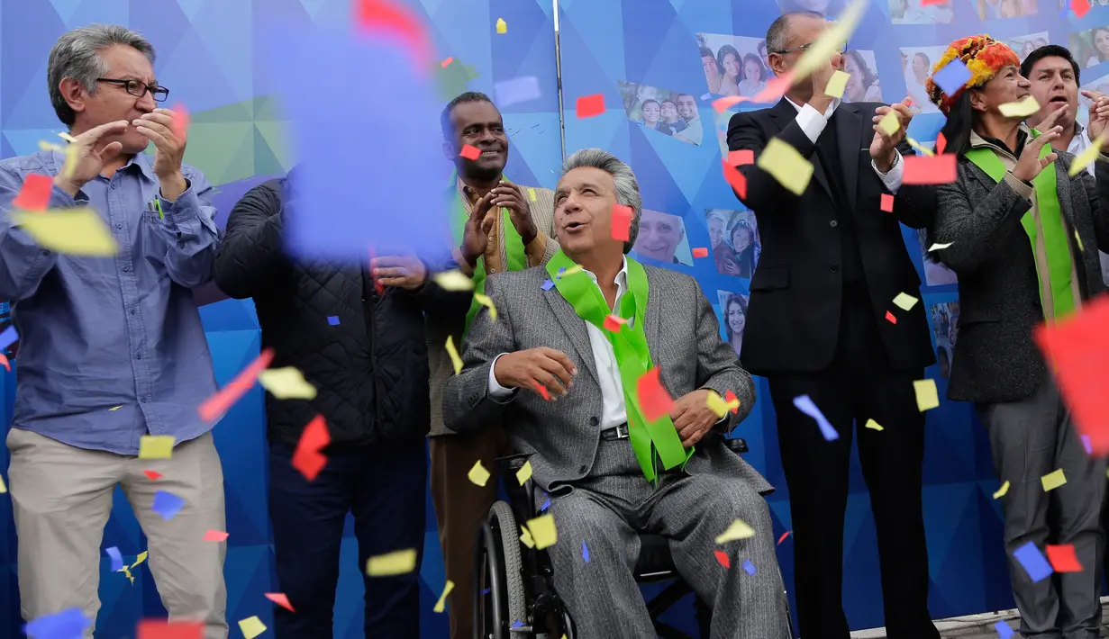 Lenin Moreno bersama pendukungnya merayakan kemenangannya dalam pemilihan presiden Ekuador di Quito, Ekuador, Selasa (4/4). Data otoritas pemilu setempat menunjukkan Moreno meraih suara sekira 51 persen. (AP Photo / Dolores Ochoa)