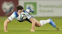 Pemain Inggris, Harry Maguire, berusaha menghalau bola saat melawan Makedonia Utara dalam duel matchday 10 Kualifikasi Euro 2024 Grup C di National Arena Todor Proeski, Makedonia Utara, Selasa (21/11/2023). The Three Lions bermain imbang 1-1. (AP Photo/Darko Vojinovic)