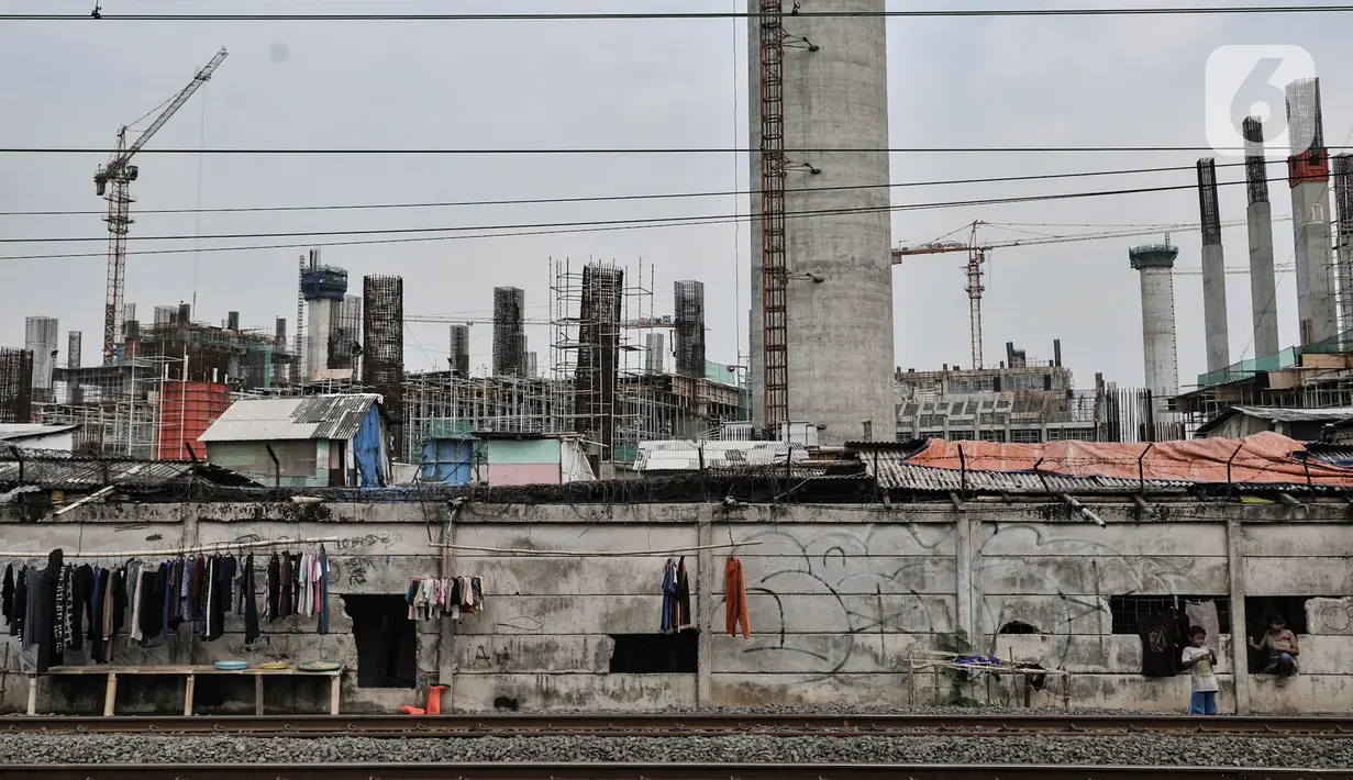 Suasana permukiman warga yang tepat berada di dekat proyek pembangunan JIS atau Stadion BMW, Jakarta, Kamis (9/7/2020). (merdeka.com/Iqbal S. Nugroho)